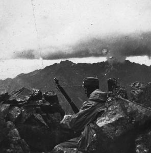 Krieg im Hochgebirge. Deutscher Soldat auf Beobachtungsposten © Bayerisches Armeemuseum