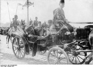 Einzug Wilhelms II. in Konstantinopel über die Perabrücke: Kaiser Wilhelm II., Sultan Mehmed V. und Kriegsminister Enver Pascha. Konstantinopel. Oktober 1917. Bundesarchiv-Bildarchiv, Bild 146-2005-0085 / CC-BY-SA.