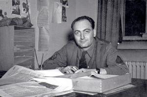 Stefan Heym floh 1933 aus Deutschland und gelangte über Prag in die USA. Als Mitglied der „Ritchie Boys“ steuerte er die psychologische Kriegsführung der Alliierten unter anderem bei Radio Luxemburg. Luxemburg,1944. Copyright: Inge Heym, Berlin Stefan Heym, Unterstützung der psychologischen Kriegsführung der Alliierten