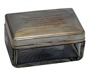 Kristalldeckeldose aus dem 19. Jahrhundert, Sonderausstellung: "Kleine Geschenke erhalten die Freundschaft", 15. August - 22. November 2015 im Wehrgeschichtlichen Museum Rastatt, © WGM Rastatt Kristalldeckeldose aus dem 19. Jahrhundert, Sonderausstellung: "Kleine Geschenke erhalten die Freundschaft", 15. August - 22. November 2015 im Wehrgeschichtlichen Museum Rastatt, © WGM Rastatt