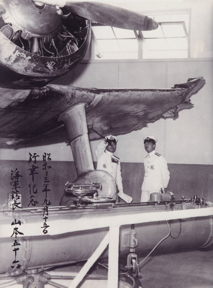Yamamoto zeigt Kaiser Hirohito das beschädigte Flugzeug (15. September 1938), Foto: Yamamoto Isoroku Kinenkan