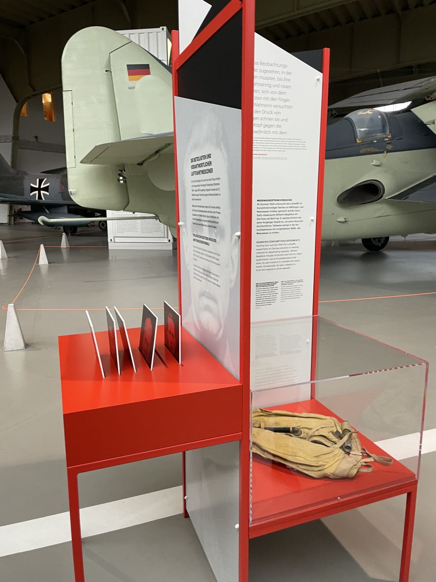 Abb. 1: Ausstellungsergänzung „Luftfahrtmedizinische Menschenversuche im Konzentrationslager Dachau“, fotografiert am 28. Dezember 2022 (Foto: Inka Engel)