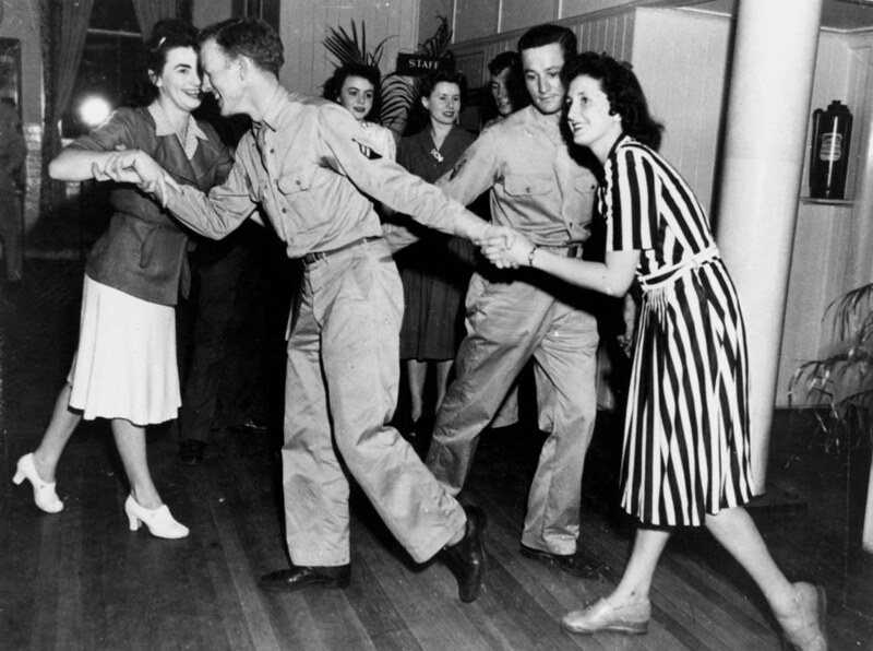 Allied soldiers square dancing in Brisbane, November 1943; Quelle: State Library of Queensland (public domain)