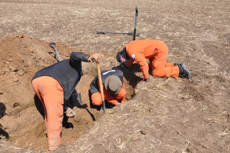 Mitglieder des VBGO legen Überreste von zwei Rotarmisten frei (Quelle: K.Straub)