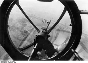 Das Bild zeigt den Blick aus der Bugkanzel einer He 111.