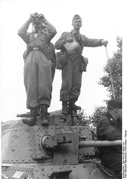 Sowjetunion-Mitte.- Zwei Soldaten mit Fernglas und Karte auf Turm eines Panzer 38 (t) stehend, Panzersoldat neben Rohr sitzend; PK 697, Bundesarchiv Bild 101I-277-0825-11A