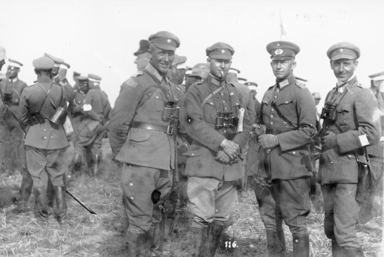 Offiziere der Reichswehr bei einem Manöver