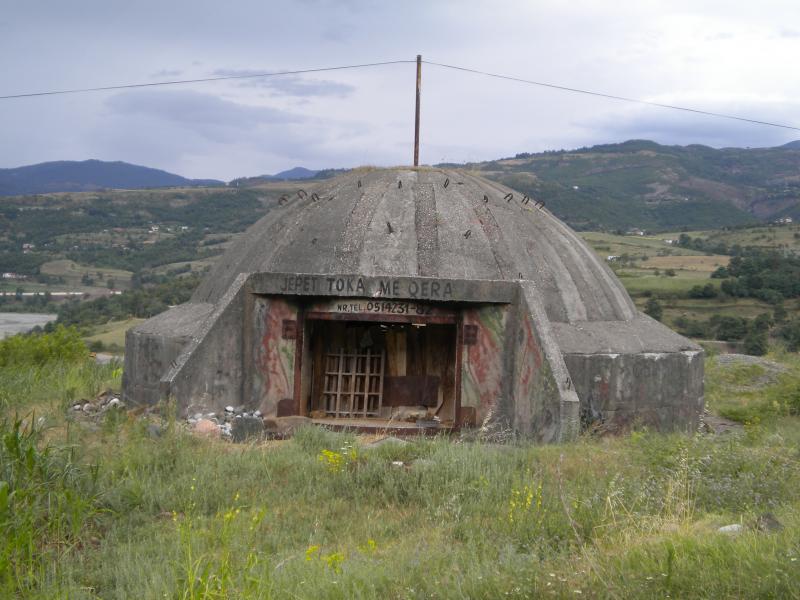 Ein Bunker in der Nähe von Përrenjas an der albanisch-mazedonischen Grenze