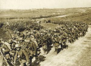 Vormarsch zur Westfront bei Aubres (4. Flandernschlacht) im Bereich der Heeresgruppe Kronprinz Rupprecht, zu der das Deutsche Alpenkorps gehörte, April 1918 (Inv. Nr. 64-1974) © Bayerisches Armeemuseum