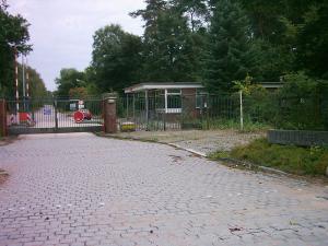 Roettiger-Kaserne in Hamburg-Fischbeck (1938 Baubeginn, ab 1940 genutzt, 2004 aufgegeben) https://de.wikipedia.org/wiki/Datei:Roettiger-Kaserne_Hamburg-Fischbek02.jpg Roettiger-Kaserne in Hamburg-Fischbeck (1938 Baubeginn, ab 1940 genutzt, 2004 aufgegeben)