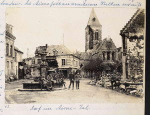 Abb. 1: Seite 155: Zerstörungen in einem Dorf im Aisne-Tal an der Westfront Abb. 1: Seite 155: Zerstörungen in einem Dorf im Aisne-Tal an der Westfront