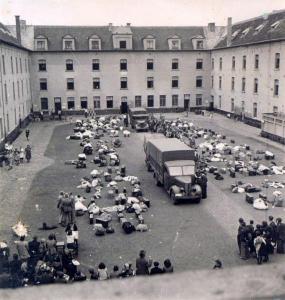 Innenhof der Kaserne, aufgenommen im Jahr 1942
