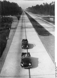 Reichstautobahn mit zwei KdF-Wagen, 30. Januar 1943 (Foto: Bundesarchiv Bild 146-1979-025-30A)