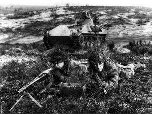 Bundeswehrsoldaten im Manöver, 1960 Das Bild zeigt: Bundeswehrsoldaten im Manöver, 1960