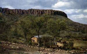 Der Waterberg. Foto vor 1910, Quelle: CD-ROM Deutsche Kolonien in Farbfotografien ISBN-13: 978-3-89853-344-7; https://de.wikipedia.org/wiki/Datei:Der_Waterberg_von_der_unteren_Station_aus_gesehen_Deutsch-S%C3%BCdwestafrika.jpg