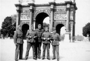 Das Bild zeigt deutsche Soldaten vor dem Arc de Triomphe, Paris 1940