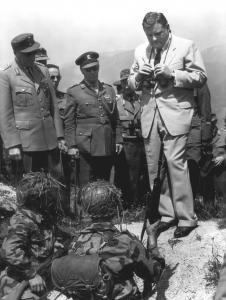 Verteidigungsminister F. J. Strauß während einer Feldübung, Westdeutschland 1960, (Foto: Brigadier general Samuel Lyman Atwood Marshall, USAR, http://ahecwebdds.carlisle.army.mil/)