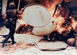 Ein US-Soldat steckt im Rahmen des Massakers von My Lai (Vietnamkrieg) eine Hütte in Brand (16. März 1968)