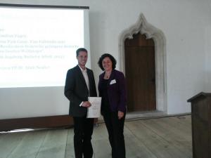 Maximilian Fügen (Preisträger) und Dr. Kerstin v. Lingen (Vorstand) Maximilian Fügen (Preisträger) und Dr. Kerstin v. Lingen (Vorstand)