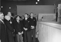 Albert Speer (3.v.l.) präsentiert in Lissabon 1942 dem Staatspräsidenten Portugals Óscar Carmona (2.v.l.) ein Modell der Soldatenhalle. Quellennachweis: Bundesarchiv, Bild 146-1968-036-22 / Cunha, Ferreira da / CC-BY-SA 3.0 (wikimedia).)