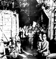 02.)	Amerikanische GIs ergeben sich den japanischen Eroberern in Corregidor,  aufgenommen vermutlich am 6. Mai 1942.