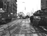 Amerikanische und sowjetische Panzer am Checkpoint Charlie, 1961