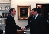 Das Bild zeigt osef Holik (rechts) mit seinem amerikanischen Kollegen Robert Blackwill bei Präsident Bush im Februar 1991