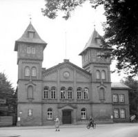 Prozessort Bergen-Belsen-Prozess, vormals Turnhalle Lüneburg (Foto: Wilkes (Sgt) No 5 Army Film and Photographic Unit)