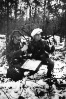 Zwei Zugführer der „Tysklandsbrigaden“, Leutnant Kjell Michaelsen (li.) und Leutnant Andreas Hauge (re.), bei einer Lagefeststellung während einer freilaufenden Übung des II. Bataillons der Brigade 472 im Winter 1947/48 in Niedersachsen (Forsvarsmuseet, Norge)