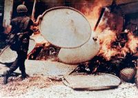 Ein US-Soldat steckt im Rahmen des Massakers von My Lai (Vietnamkrieg) eine Hütte in Brand (16. März 1968)